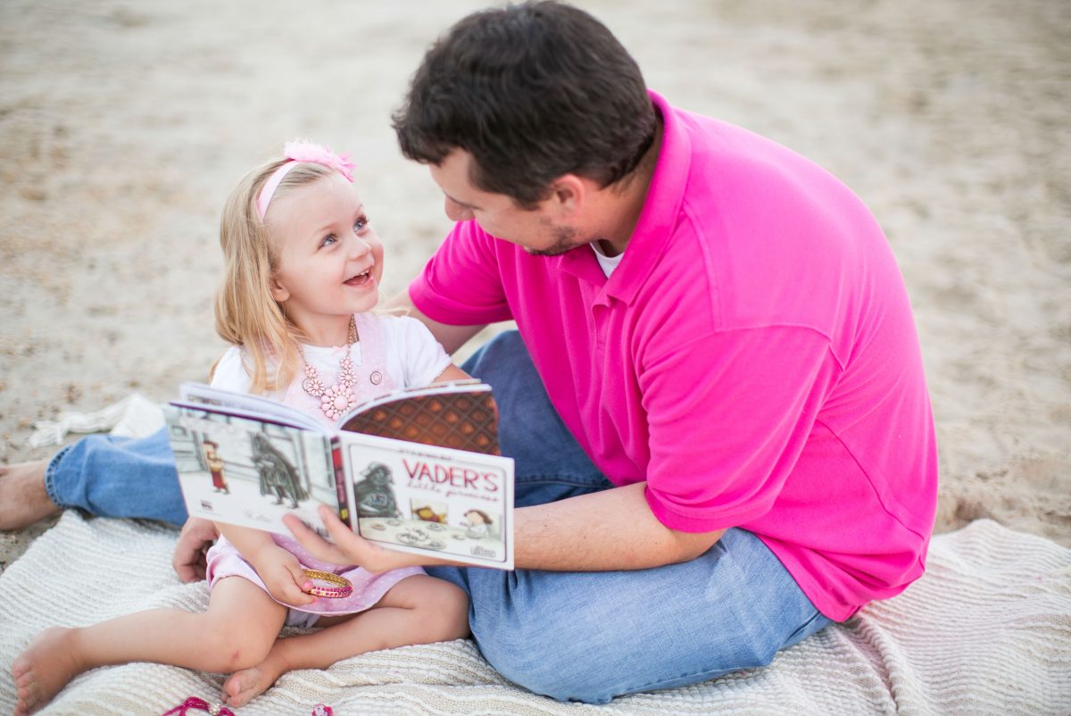 Папочка учит свою дочь хорошим манерам