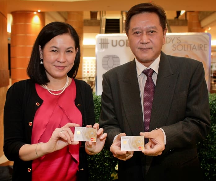 Pengarah Eksekutif UOB Malaysia dan Ketua Kad dan Produk Pembayaran, Cik Sue Wong (kiri) dan MasterCard Naib Presiden dan Pengurus Kanan Negara Malaysia dan Brunei, Encik Jim Cheah (kanan) memegang UOB Lady’s Solitaire Card.