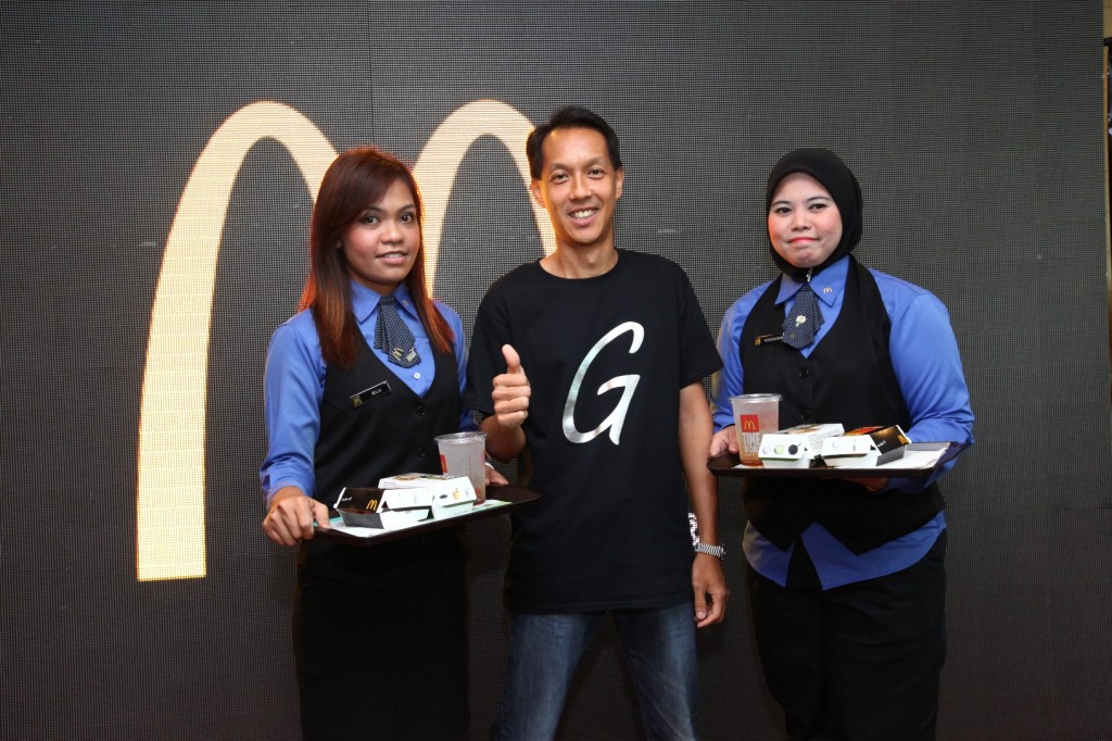 01 Mr. Stephen Chew, Managing Director of McDonald's Malaysia poses with crew holding GCB meal IMG_5846