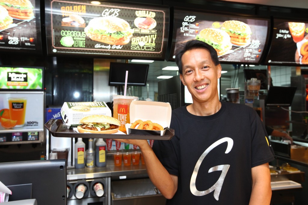 02 Mr. Stephen Chew, Manging Director of McDonald's Malaysia, poses with GCB meal at media briefing to announce return of GCB IMG_5881