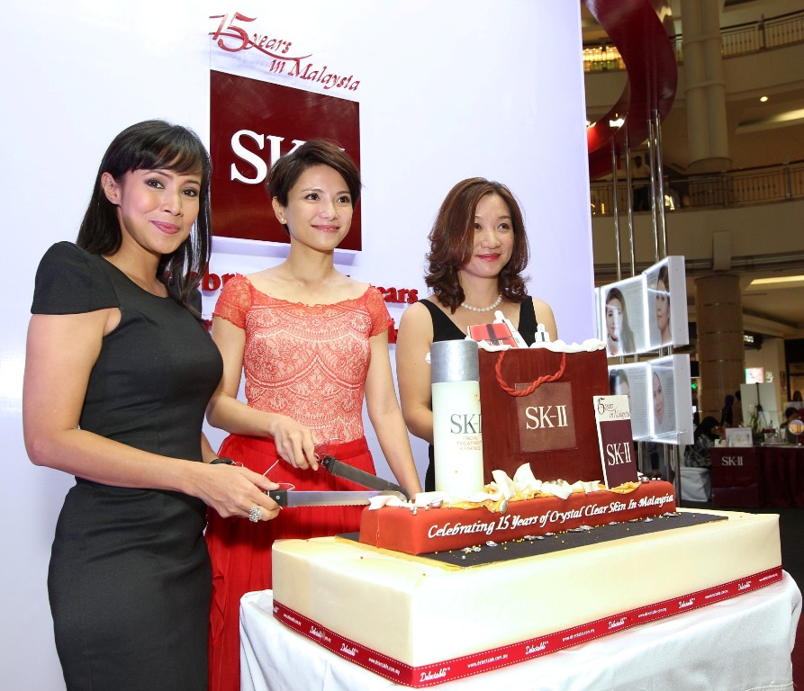 Fauziah, Lee Sinje and Ellie cutting Sk-II 15th anniversary cake