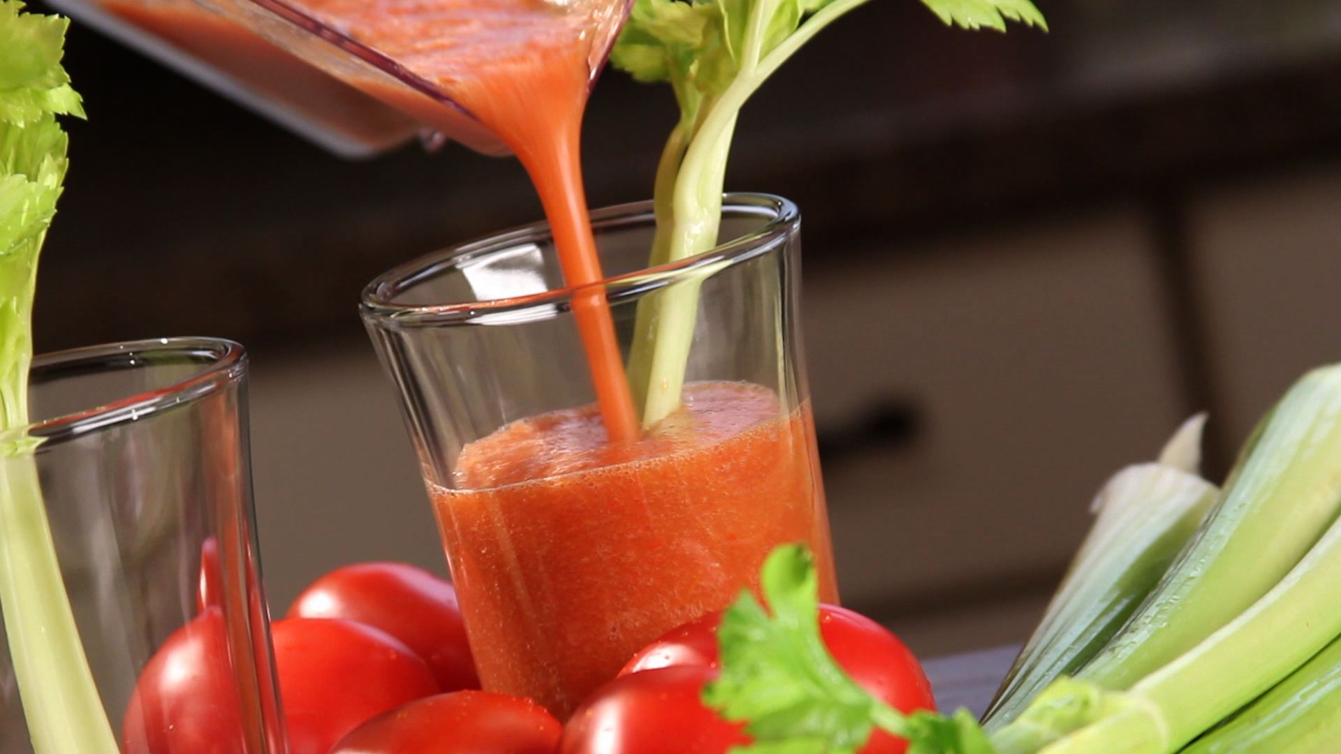 Свежевыжатые соки для организма. Томатный сок. Овощной сок. Коктейли с овощами. Сок томатный овощной.