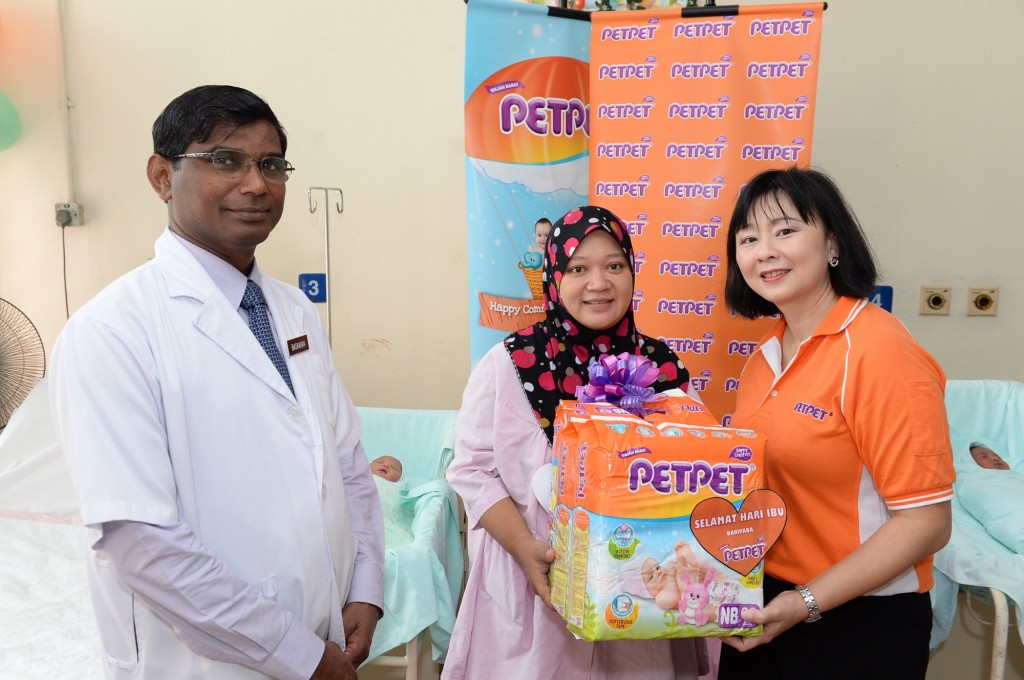 Low Chooi Hoon (Right) Presenting PETPET goodies to a new mother witnessed bt Dr T.P Baskaran (Left)