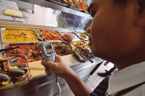 Jabatan Kesihatan Daerah Melaka Tengah memeriksa suhu makanan menggunakan termometer khas. SUMBER FOTO : NSTP/Muhammad Hatim Ab Manan