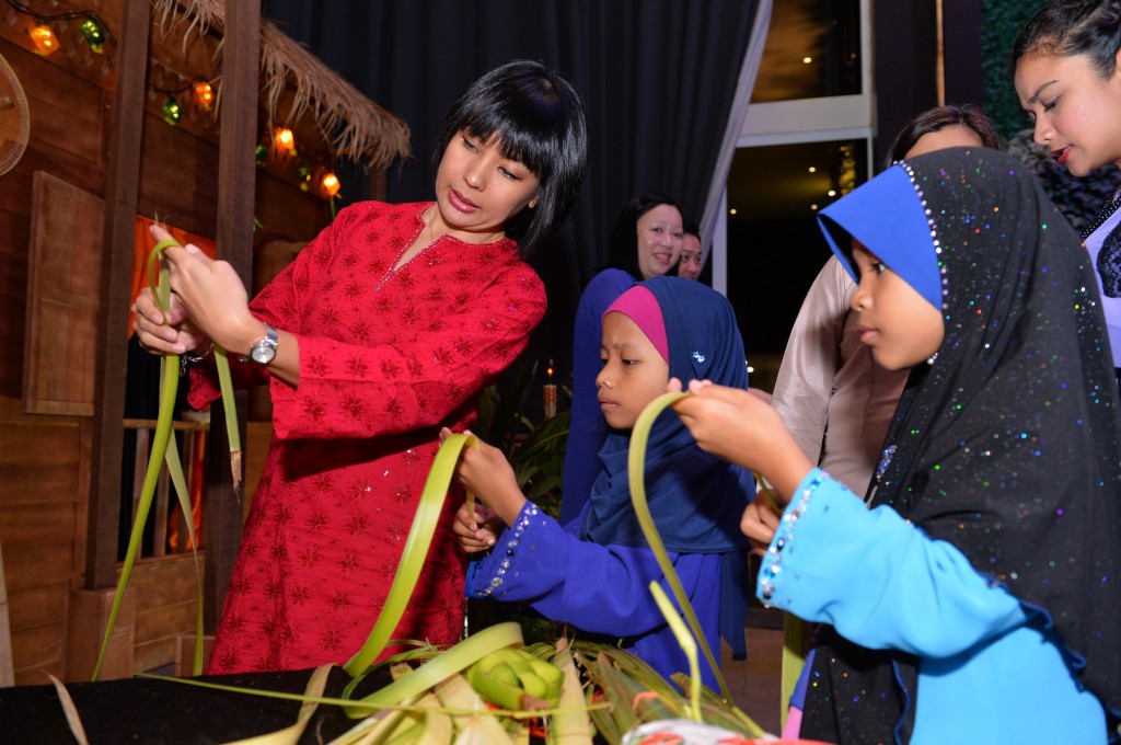 GuardianMY-Rafidah sharing ketupat weaving w the kids (2)