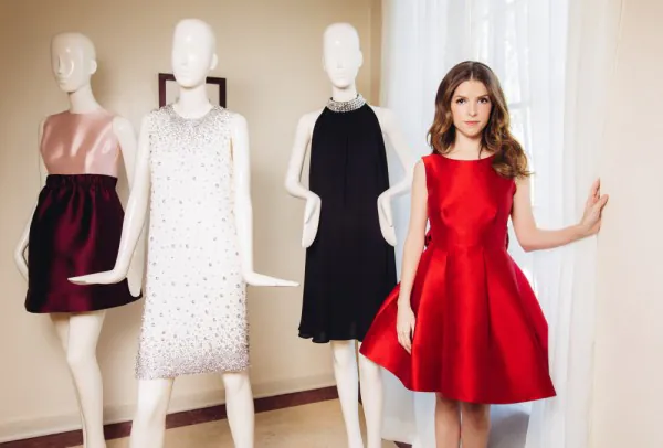 Dress parti tanpa lengan berwarna merah terang yang digayakan oleh Anna Kendrick adalah salah satu koleksi Musim Cuti 2015 oleh Kate Spade. Foto -pressherald.com