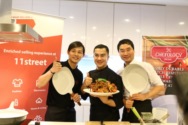 Chef Zam turut serta bersama untuk mendemonstrasi resepi masakan Ketam  Pedas Kam Heong menggunakan periuk dan kuali seramik marmar dari Chefology. Foto -Arkib Wanista