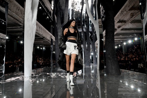 MOdel berjalan di atas pentas sambil menggayakan koleksi FENTY PUMA by Rihanna musim Luruh/Sejuk 2016. Foto -PUMA