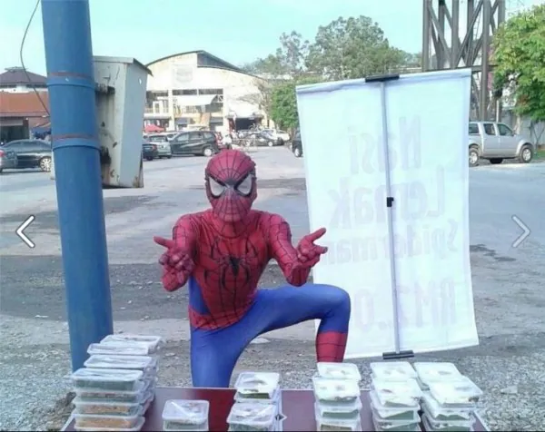 Penjual nasi lemak ini sanggup memakai kostum Spiderman bagi menarik perhatian orang ramai. Foto -Facebook Nasi Lemak Spiderman
