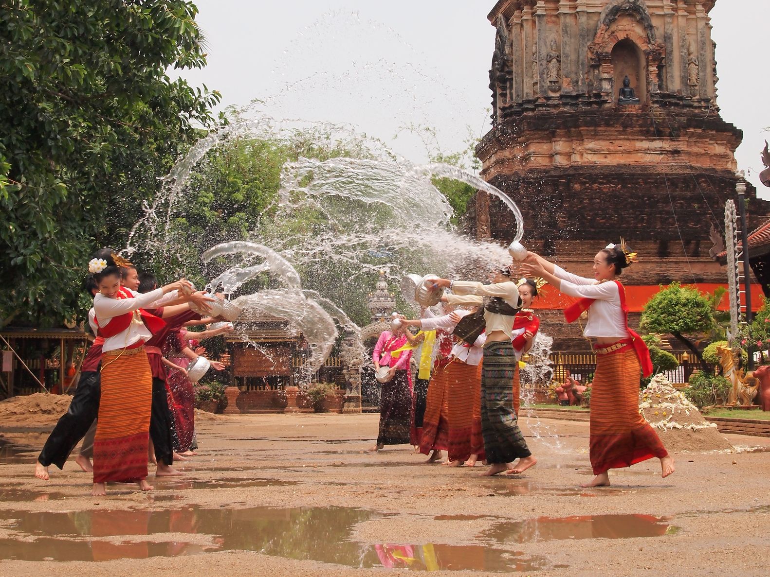 Festival Songkran cara tradisional. Foto -Arkib Wanista