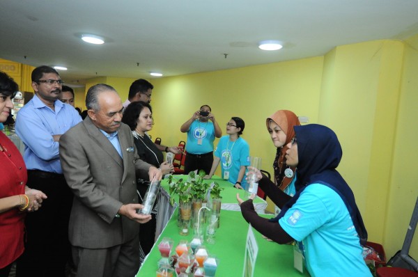 Datuk bandar Shah Alam, Y.Bhg Dato Ahmad Zahirin bin Mohd Saad melawat gerai pameran pelajar yang mempamerkan hasil kerja mereka. Foto -Arkib Wanista