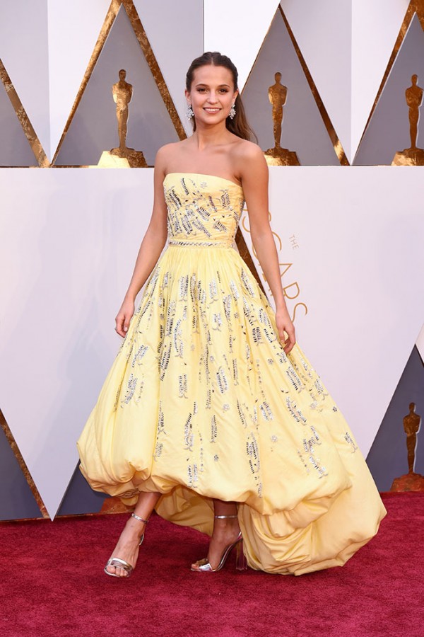 Bak Puteri Disney! Alicia Vikander memilih gaun kembang dari Louis Vuitton. Foto - footwearnews.com
