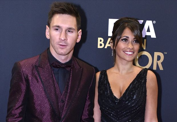 Lionel Messi bersama teman wanita sebenarnya, Antonella . Foto -goal.com