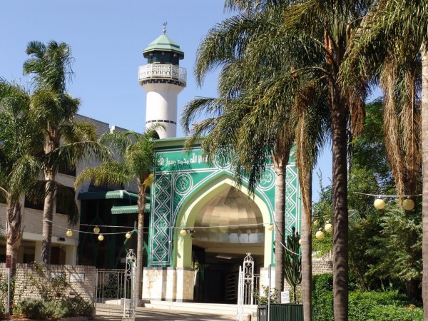 Untuk anda yang beragama Islam, boleh solat di masjid ini.. Foto - Arkib Wanista