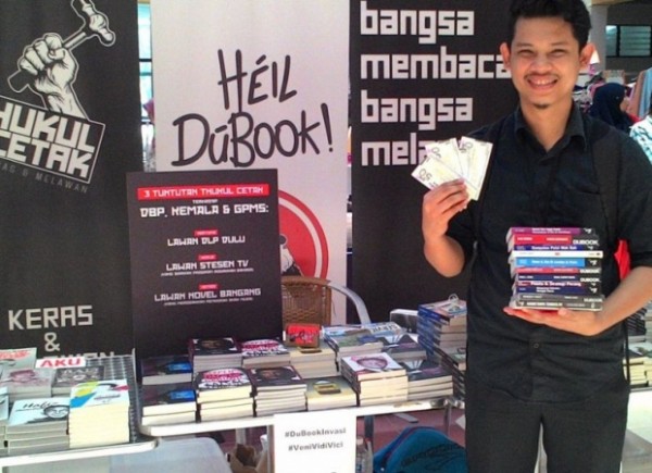 Seorang pelajar memanfaatkan Baucar Buku 1Malaysia (BB1M) untuk membeli buku ketika pameran dan jualan di Universiti Pendidikan Sultan Idris, Tanjung Malim pada 28 Mac 2016. Foto -Twitter/Thukul Cetak