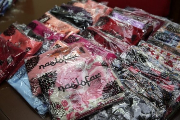 Sejumlah produk tiruan tudung jenama Naelofar Hijab yang berjaya dirampas di Gombak dan Kajang, Selangor pada 28 Mac lalu. Foto -themalaymailonline.com