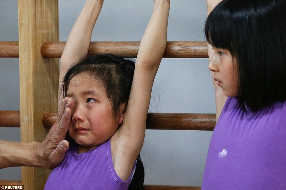 Pelajar gimnas menangis menahan kesukaran ketika sedang menjalani latihan. 
