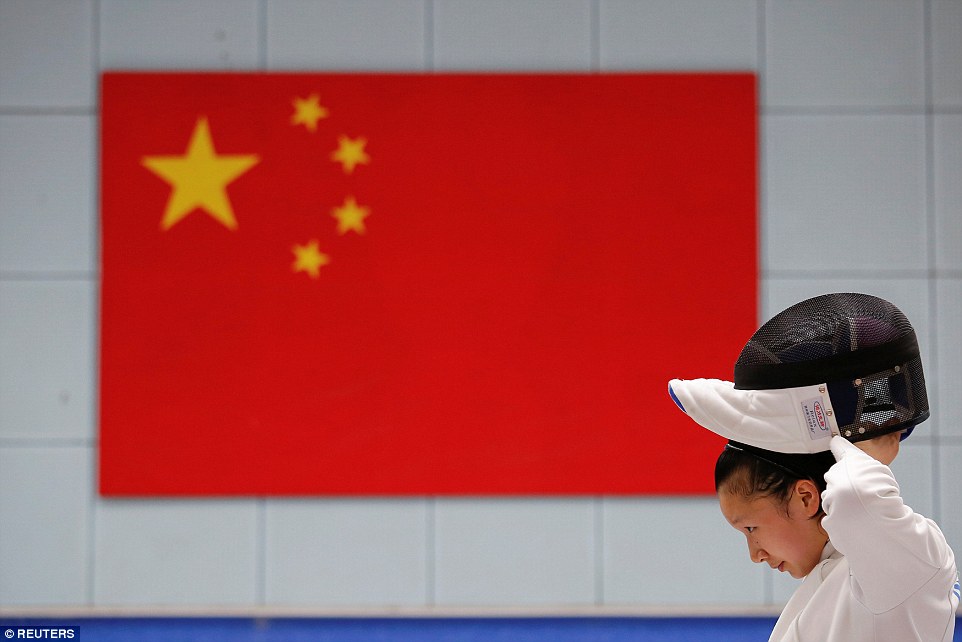 Kemegahan. Bendera China sering dinaikkan sewaktu pengumam juara pada acara-acara sukan Olimpik. 