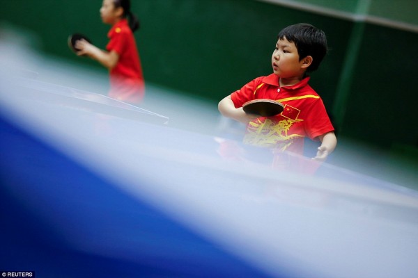 Seorang pelajar kelihatan sangat fokus ketika bermain pingpong.