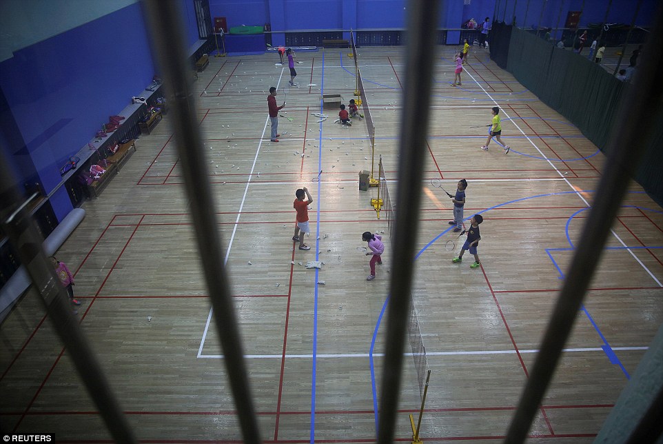 Bersepah bulu tangkis di gelanggang badminton menunjukkan betapa kanak-kanak ini berlatih dengan keras.