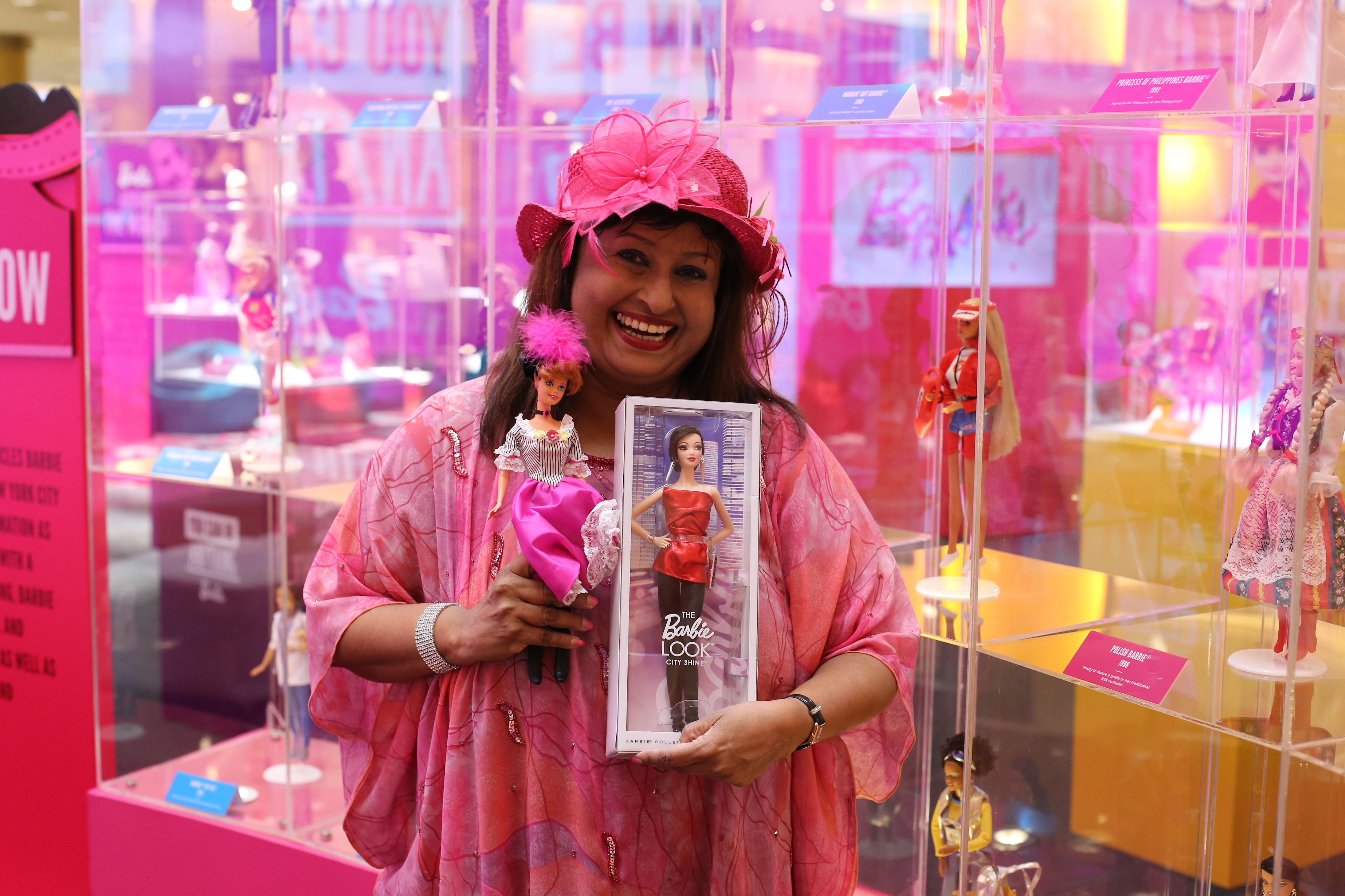 Pengumpul Barbie terkemuka, Elizabeth Chrisostom. Foto -Arkib Wanista