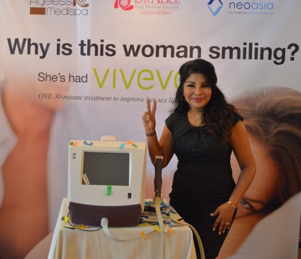 Dr. Alice Prethima, Pengasas dan Pengarah Pakar Perubatan di Pusat Perubatan Kecantikan Dr. Alice di samping mesin rawatan Viveve yang menggunakan teknologi frekuensi radio (RF).