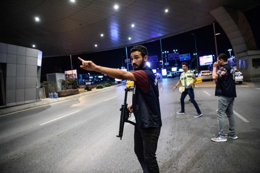 ANGGOTA polis mengawal pintu masuk Lapangan Terbang Ataturk, Turki. Foto -AFP