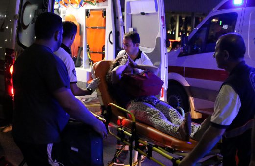 ANGGOTA paramedik mengusung mangsa yang tercedera dalam serangan di Lapangan Terbang Ataturk, Turki, awal pagi semalam. Foto -EPA