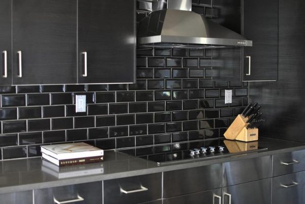 Meskipun warna hitam digunakan sepenuhnya, namun dinding jubin yang digunakan sebagai latar dapur menjadikan ruangan ini bergaya. Foto -cdn.decorpad.com