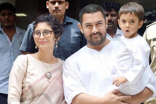 Aamir Khan di samping isteri dan anaknya Azad Rao Khan. Foto -news18.com