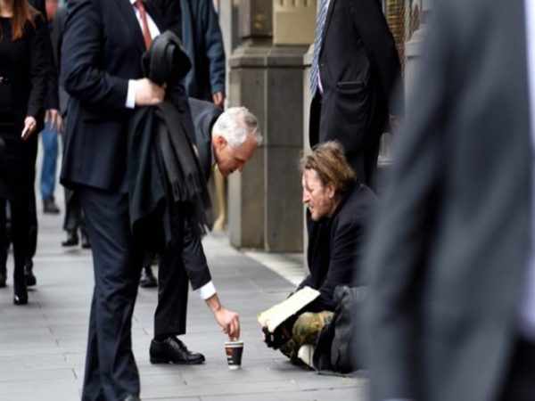 PM Australia (kiri) menghulurkan wang kepada peminta sedekah, di Melbourne. Foto -Sinar Harian