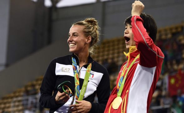 Pemenang pingat emas, Shi Tingmao (kanan) dan pemenang gangsa Tania Cagnotto (kiri) dari Itali turut bergembira menyaksikan momen bersejarah itu. Foto -AFP/Getty 