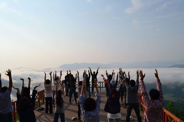 Aktiviti yoga dijalankan sambil menikmati pemandangan lautan awam. Cukup indah! Foto - jpninfo.com