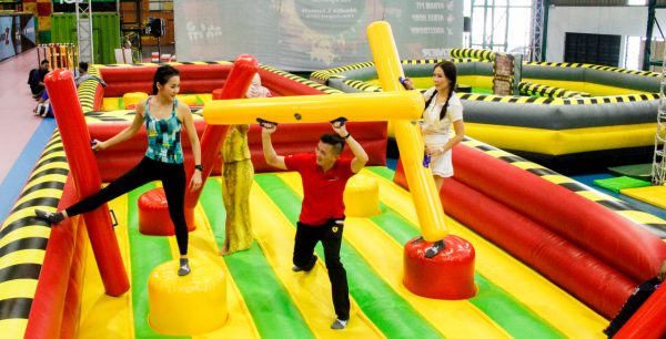 Antara permainan baru "Gladiator" yang diperkenalkan bersempena pembukaan semula EnerZ Indoor Extreme Park di Subang Jaya. Foto -Arkib Wanista