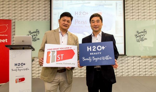 (dari kiri ) Wong Meng Choy, CEO Luxor Beauty World Sdn Bhd dan Bruce Lim, Naib Presiden Barangan 11street, sebagai tanda kerjasama produk H2O+ akan berada di website 11 street secara eksklusif. Foto - arkib Wanista.com