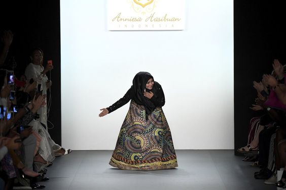 Anniesa Hasibuan selepas tamat pertunjukan peragaannya. Foto Frazer Harrison/Getty Images 