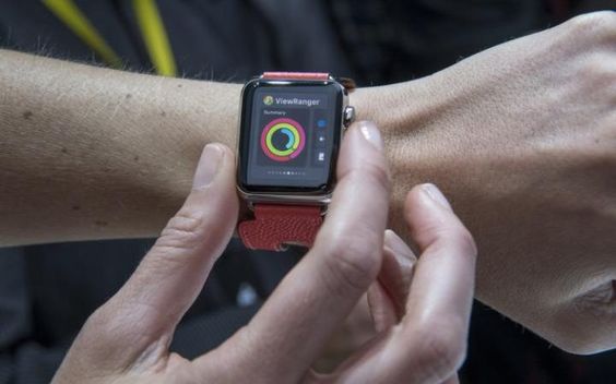 Apple Watch 2 dipakai oleh salah seorang peserta di majlis pelancaran. Foto - Telegraph.co.uk