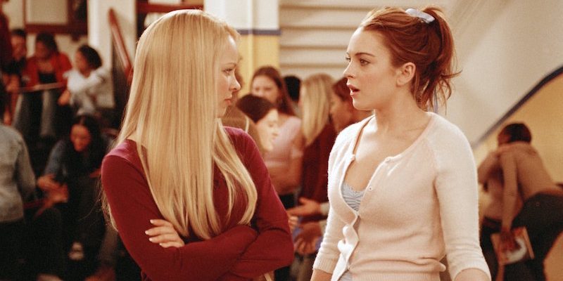 Cady Heron (Lindsay Lohan) bersifat 'frenemy' terhadap Regina George (Rachel McAdams) didalam filem Mean Girls. Foto - google.com