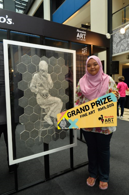 Pemenang utama kategori Fine Art, Siti Nor Hidayah Bt Mohamad Mokhtar, bersama lukisannya bertajuk "Drama Tragedi". Foto - arkib Wanista.com