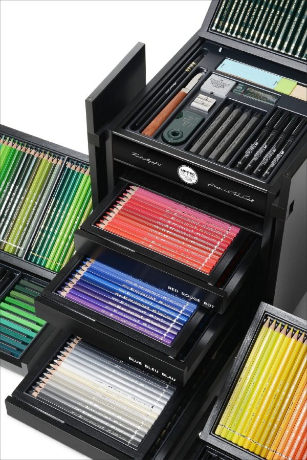 'Karlbox' 350 alatan seperti pensil warna, krayon, berus warna air serta pen lukisan yang berkualiti tinggi. Foto - Arkib Wanista