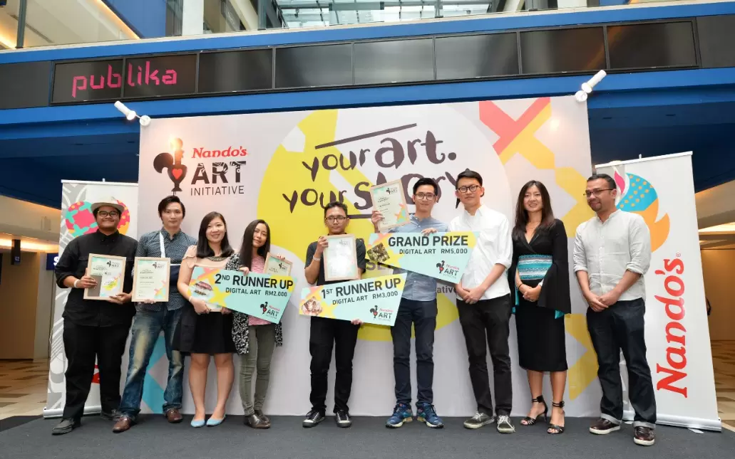 Pemenang kategori Digital Art bersama juri dari kiri En. Chong Fei Giap, Cik Mac Chung Lynn, CEO Kumpulan Nando’s Chickenland (Malaysia dan Singapore), dan En. Syed Nabil Syed Nahar.