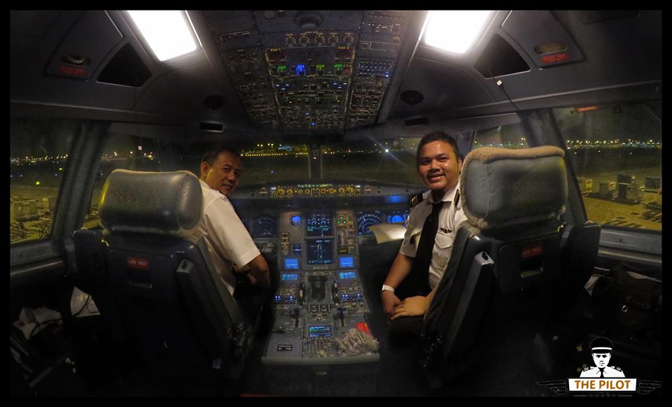 Seorang juruterbang, menggunakan nama akaun facebook The Pilot, Mohd Hairul Sanot sudi berkongsikan 6 tip untuk mencapai cita-cita menjadi juruterbang penerbangan. - Foto Facebook The Pilot
