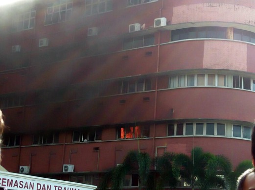 Keadaan kebakaran di Hospital Sultanah Aminah Johor. - Foto ihsan Bomba Johor