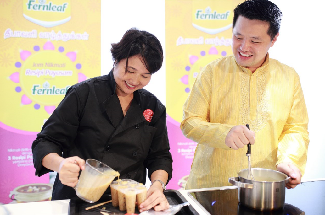 Chef Annette Isaac dan En Martin Soong, Penguus Pemasaran Fernleaf Jenama Fonterra Malaysia menyediakan demostrasi memasak Payasam. Foto - arkib Wanista.com