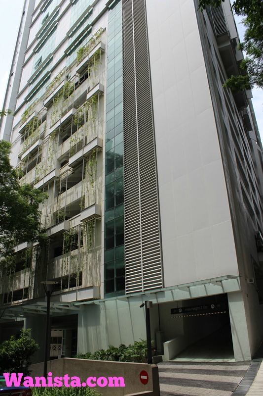 Pandangan dari luar bangunan Oasia Suites Kuala Lumpur.