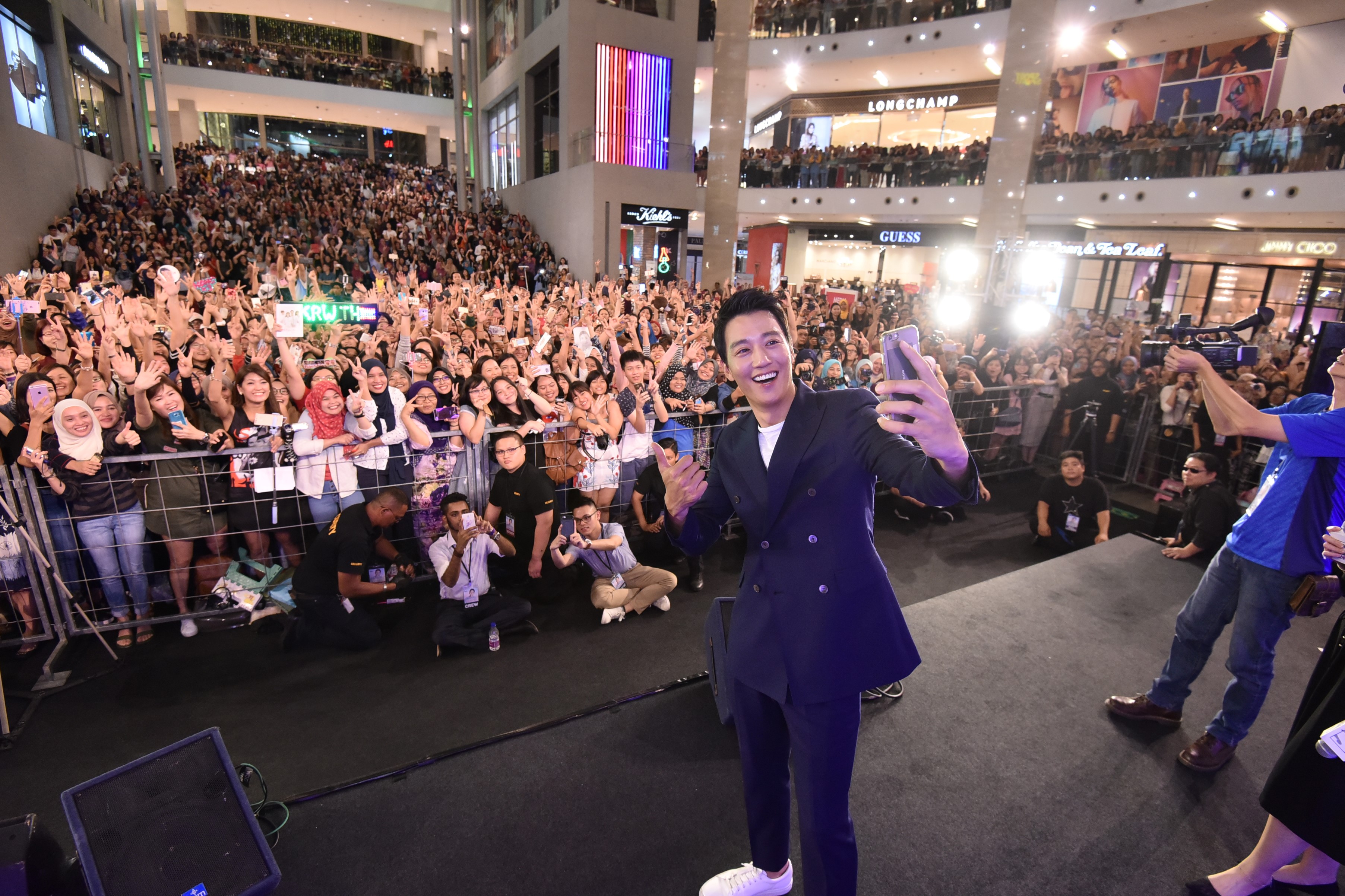 Kim Rae Won ambil peluang selfie bersama ribuan peminatnya. Foto - arkib Wanista.com