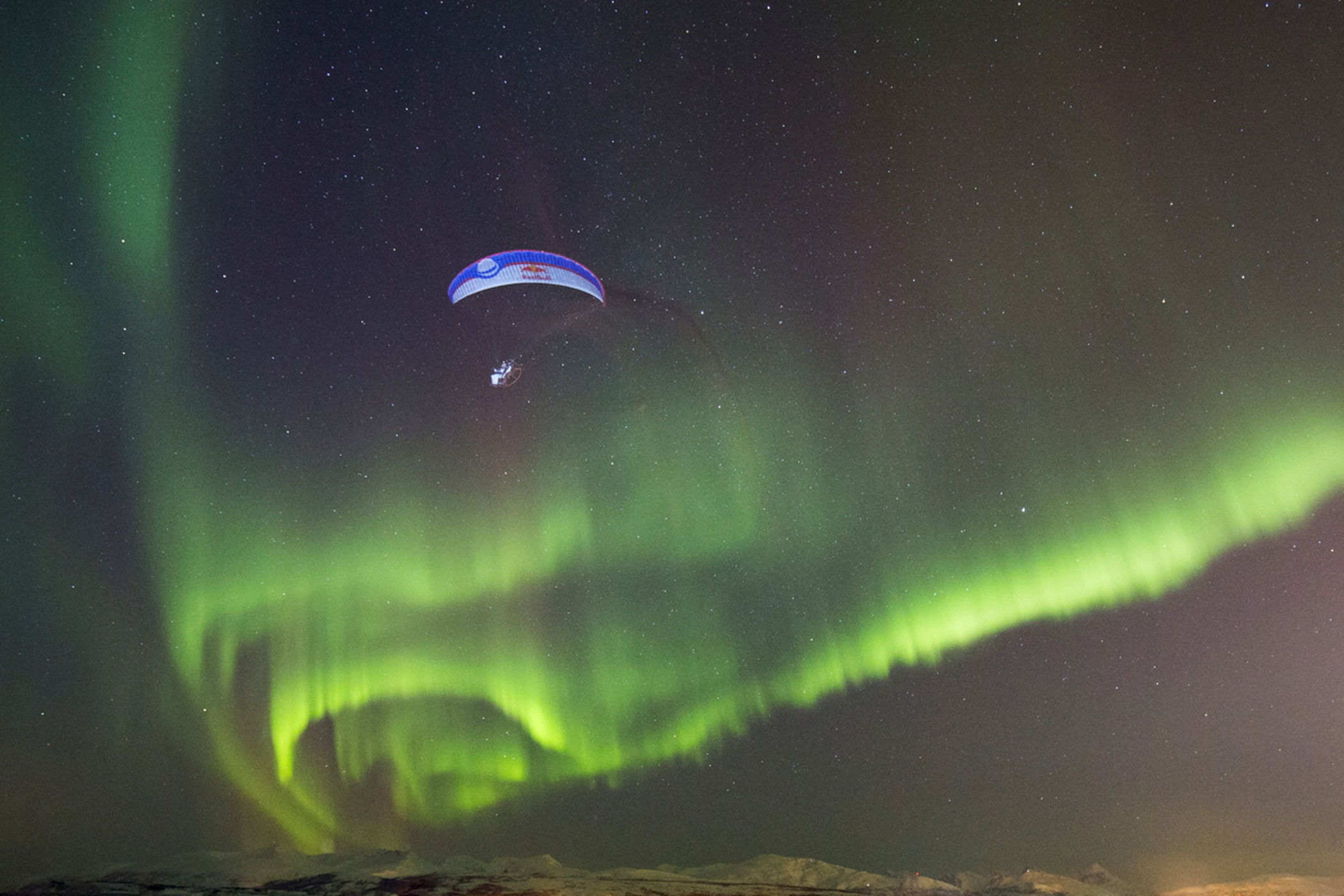 Horacio Llorens seorang paraglider terbang melalui northern lights pada 12 Januari 2016,ndirakam di Tromsø. Foto - www.space.com