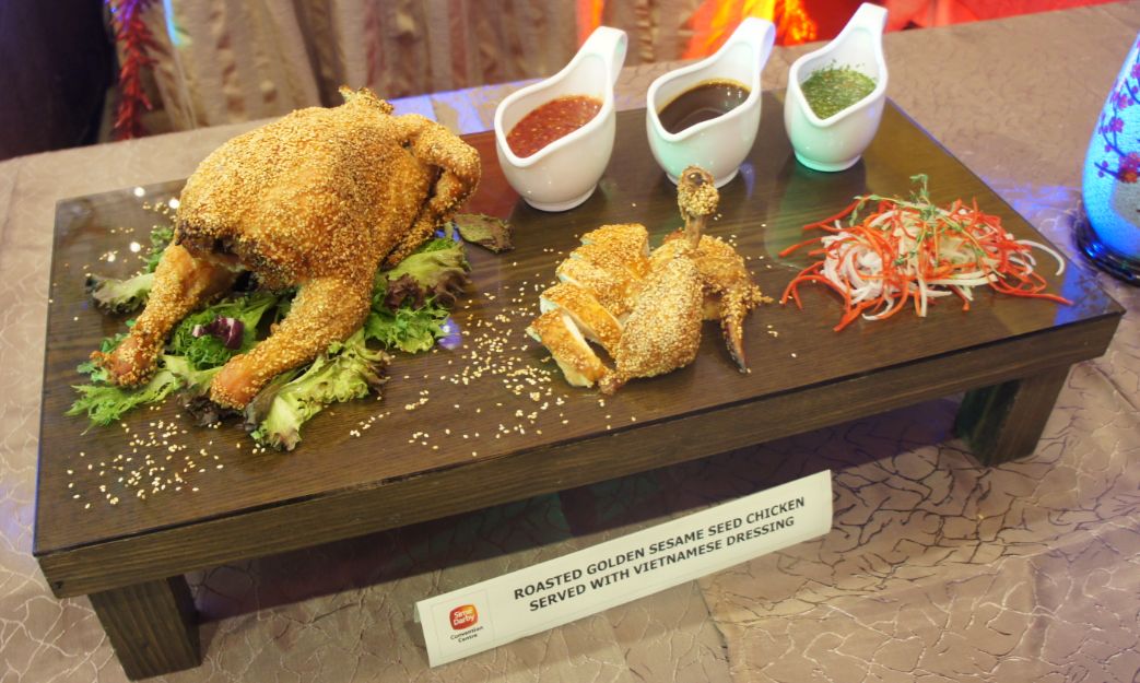 Roasted Golden Sesame Seed Chicken served with Vietnamese Dressing. Foto - arkib Wanista.com