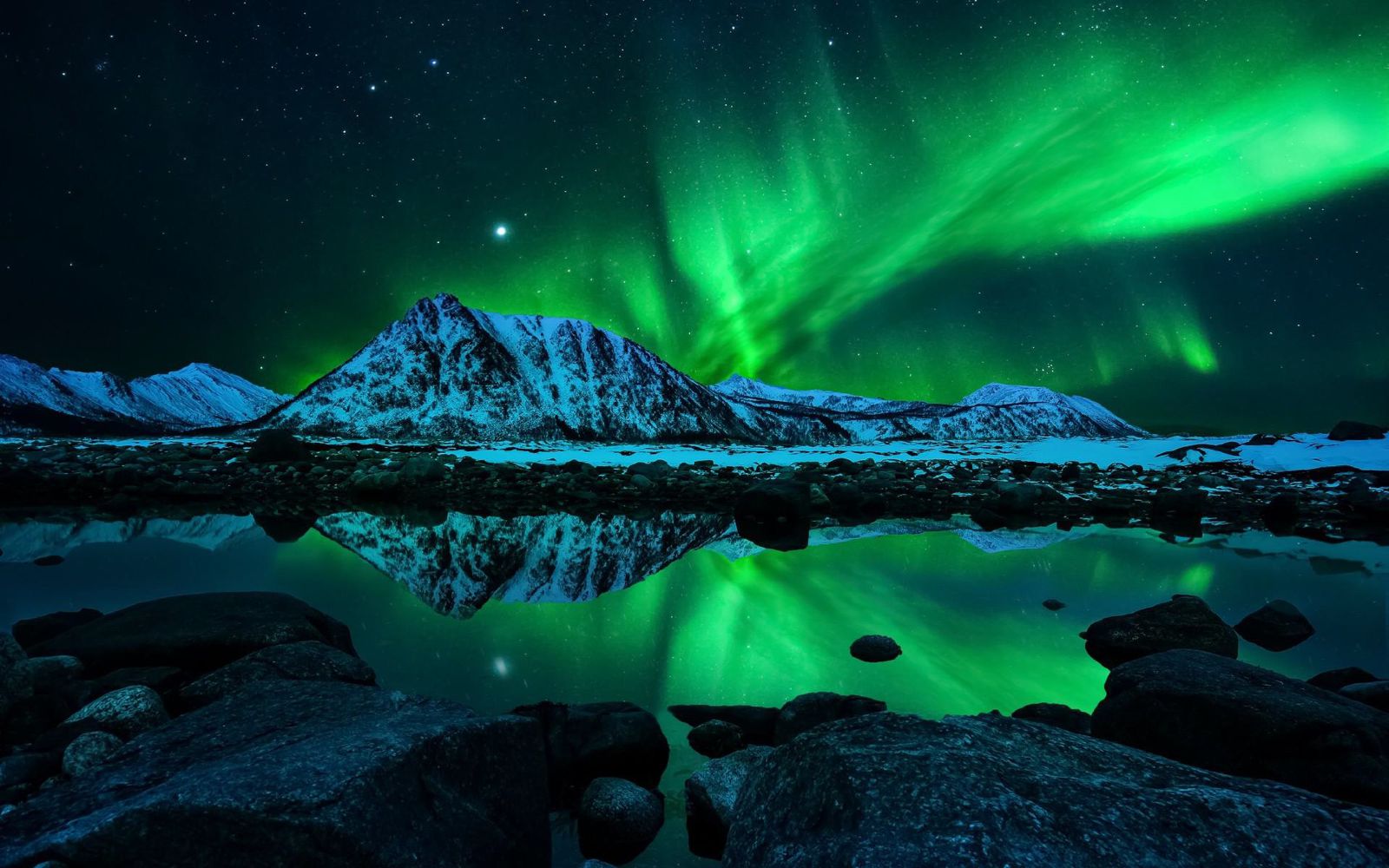 Northern Lights di The Lofoten Islands. Foto -Hand Luggage Only