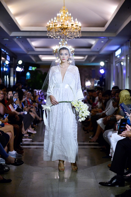 Pakaian pengantin minimalis dari koleksi Zandra Rhodes untuk Alta Moda Kuala Lumpur. Foto -Arkib Wanista